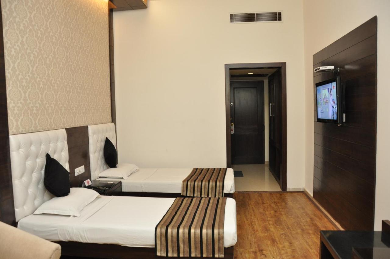 Hotel Parbhat Inn Panchkula Exterior foto